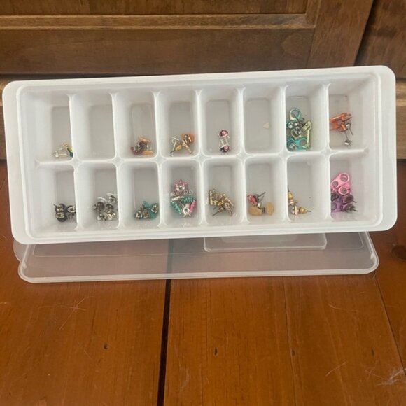 25 Girls Pierced Earrings in Case - Picture 2 of 9